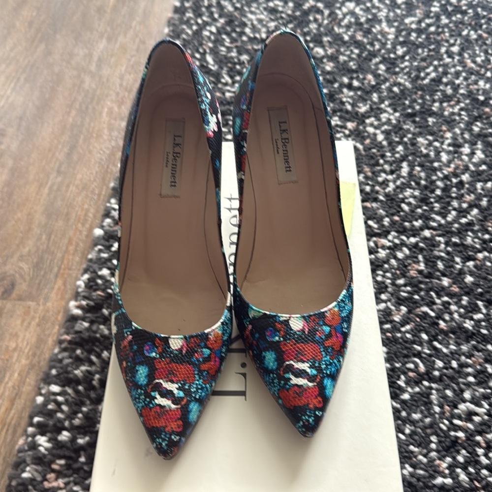 LK BENNETT LONDON Floral leather Pointed Toe Kitten Heel Courts womens 37 US 6.5